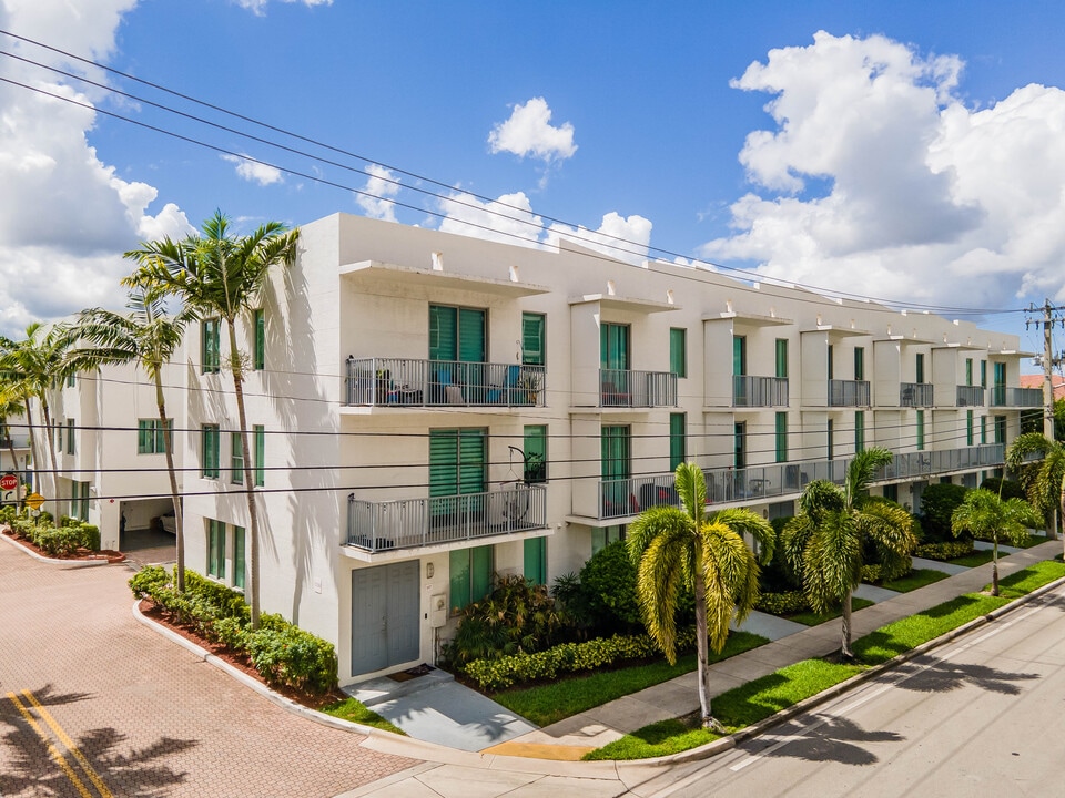Courtyards at Hollywood Station in Hollywood, FL - Foto de edificio