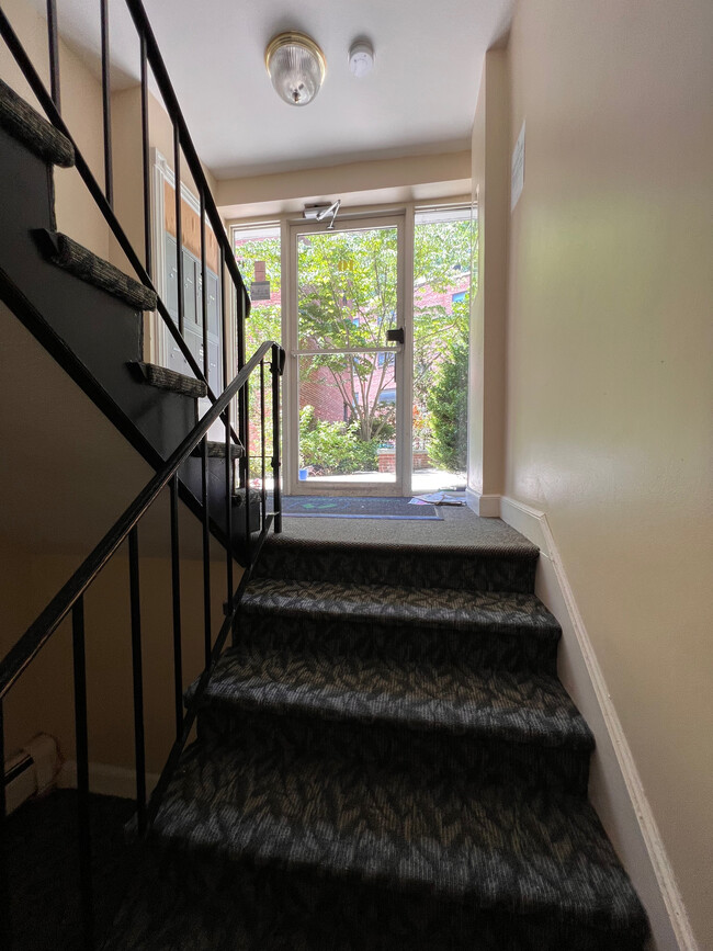 60 Harvard Ave, Unit B in Brookline, MA - Foto de edificio - Building Photo