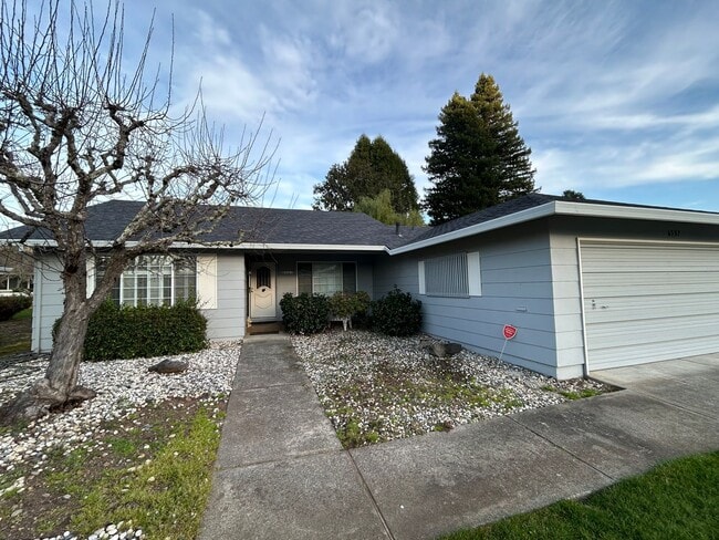 6537 Meadowridge Dr in Santa Rosa, CA - Building Photo - Building Photo