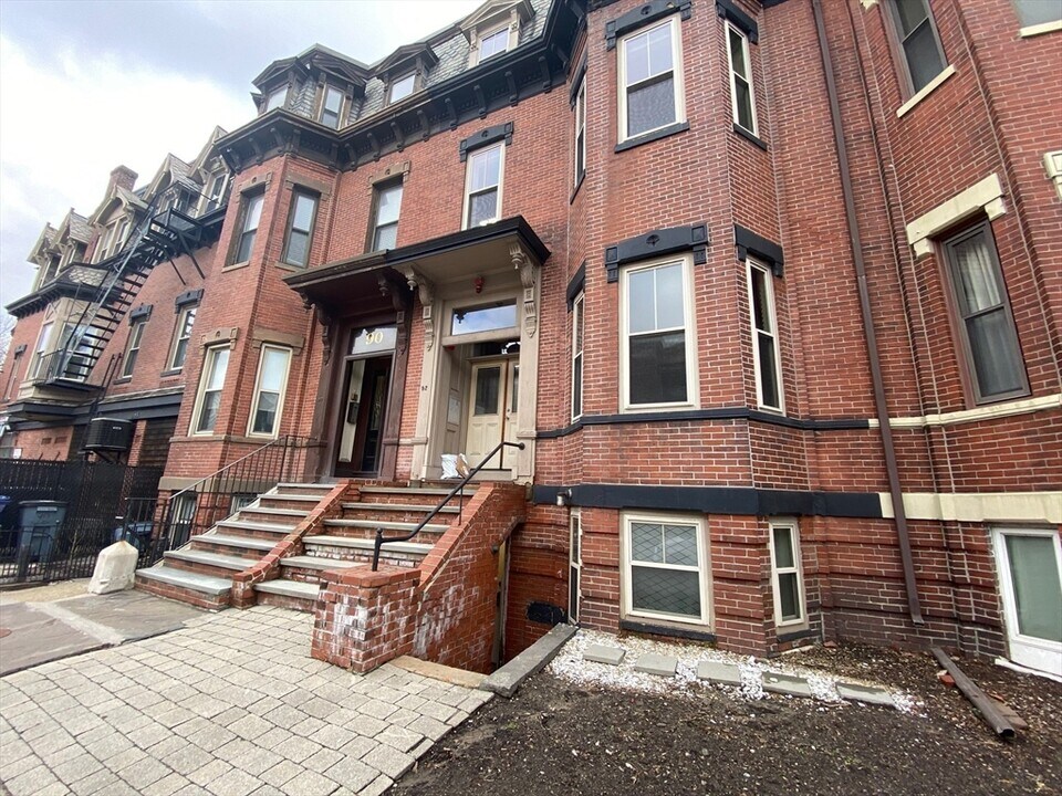 92 Pleasant St in Boston, MA - Building Photo