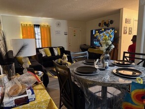 425 Las Palmas Cir in Avon Park, FL - Building Photo - Building Photo