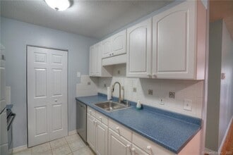 86 Buddington Rd in Groton, CT - Building Photo - Building Photo