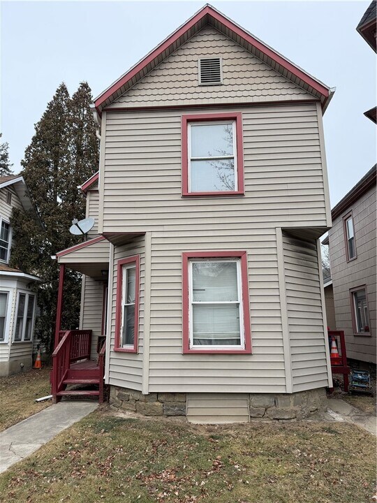 311 Denison Pkwy E in Corning, NY - Building Photo