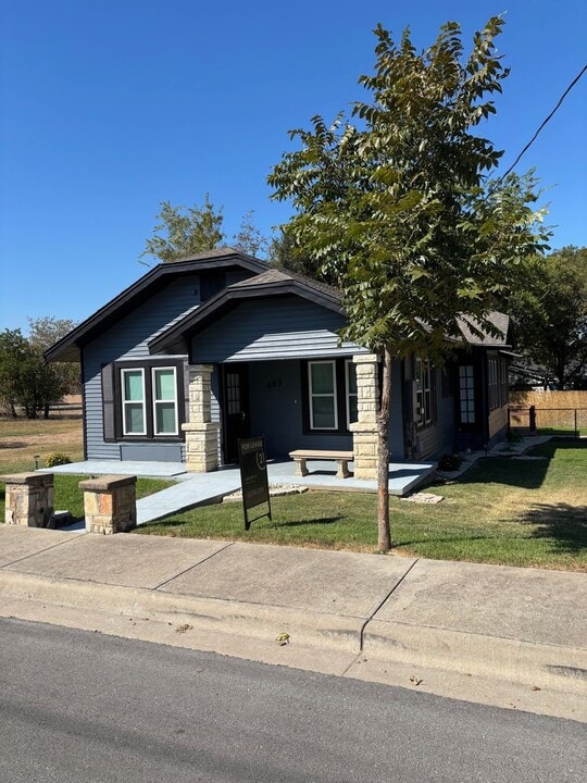 605 W 10th St in Georgetown, TX - Building Photo