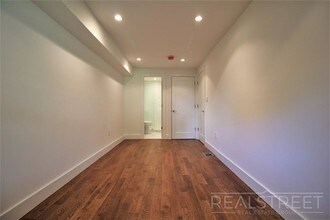 260 Woodbine Street in Brooklyn, NY - Foto de edificio - Floor Plan
