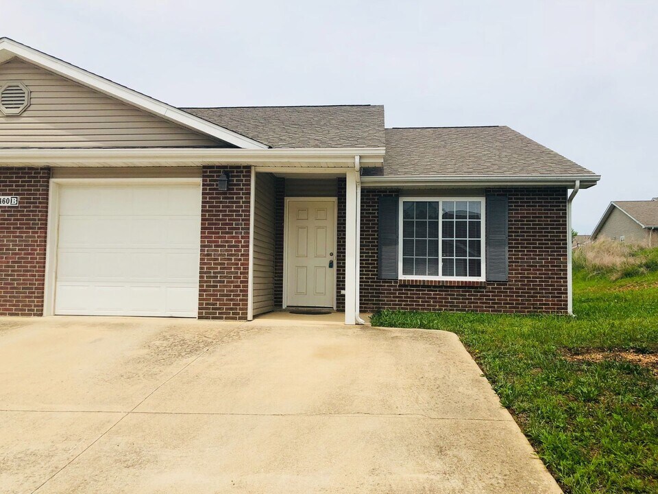 24460 Tupelo Ln in St. Robert, MO - Building Photo