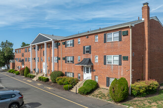 Colonial Point Apartments in Feasterville-Trevose, PA - Building Photo - Building Photo