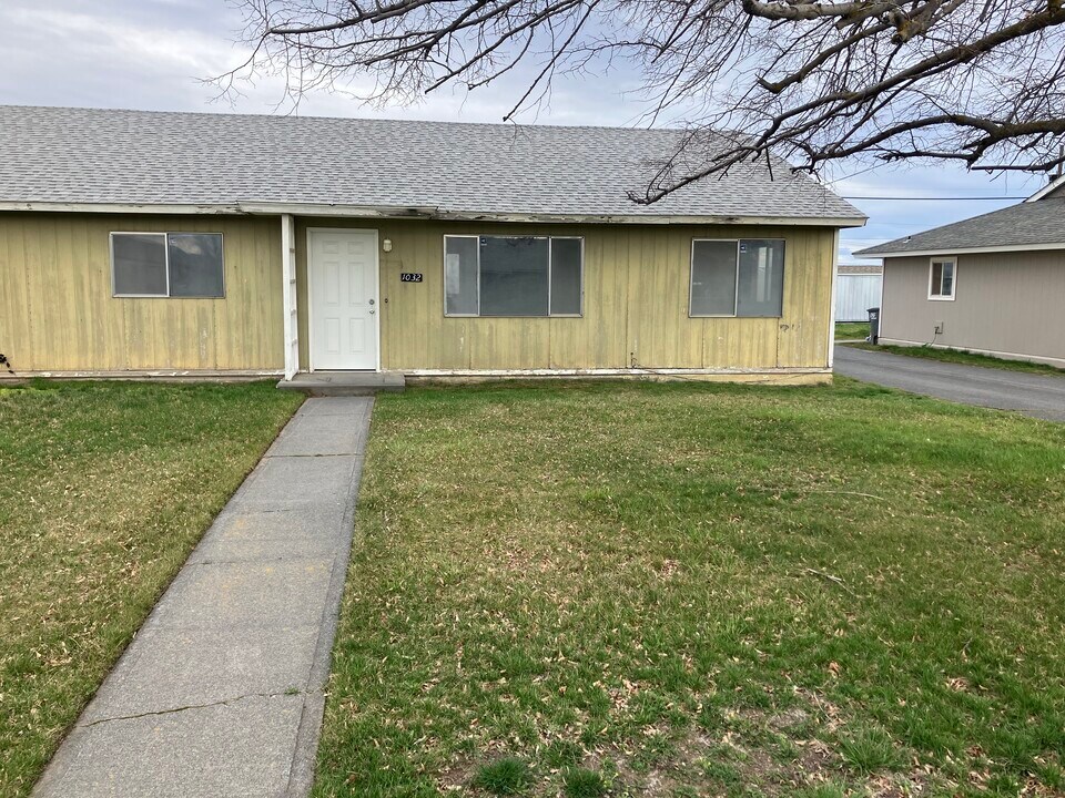 1032 Lowry St in Moses Lake, WA - Building Photo