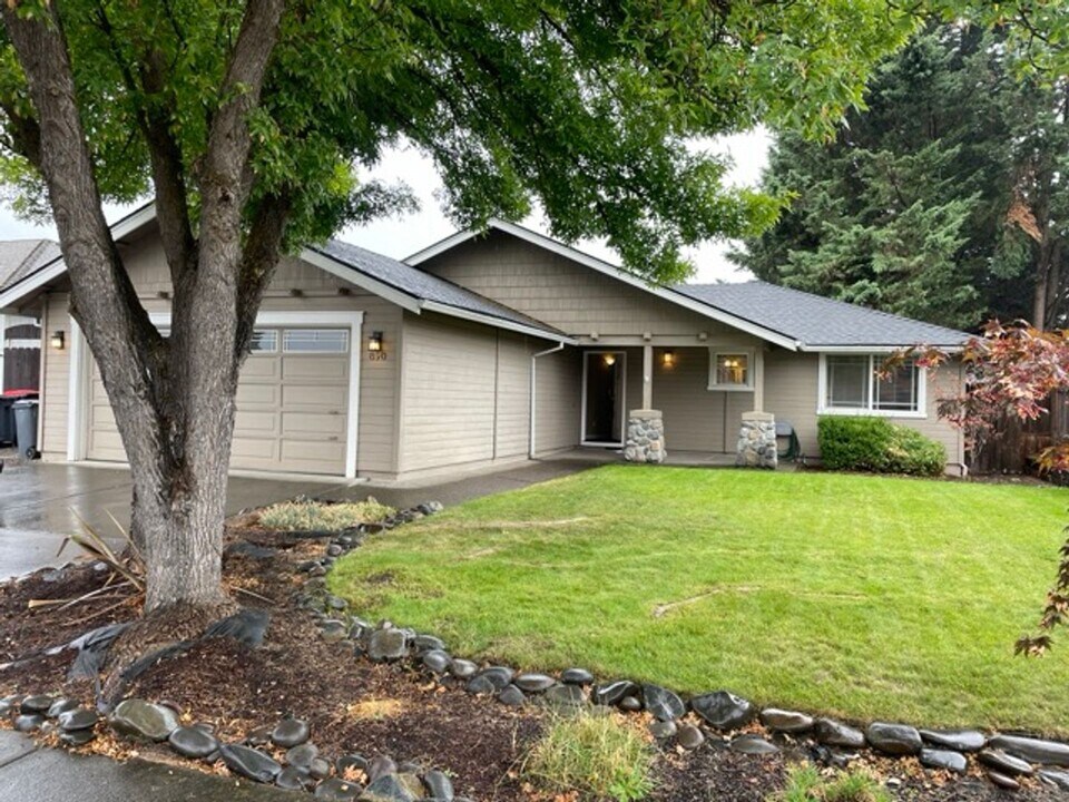 890 Westrop Dr in Central Point, OR - Building Photo
