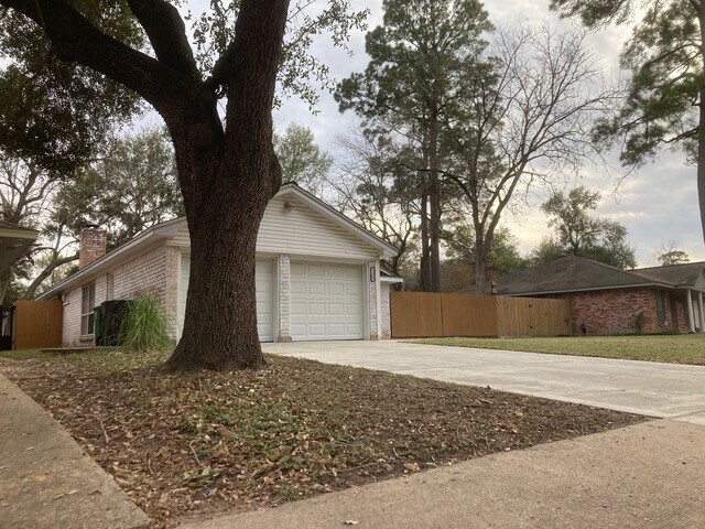 7219 Shady Arbor Ln in Houston, TX - Foto de edificio - Building Photo