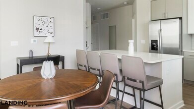 4902 Cosmos Cir, Unit 201 in Wimauma, FL - Foto de edificio - Building Photo