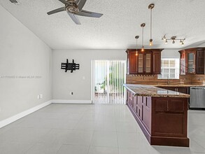 30 Gables Blvd in Weston, FL - Building Photo - Building Photo