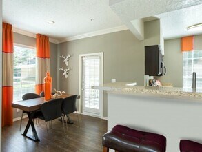 1108 Enclave Pkwy in Houston, TX - Building Photo - Building Photo