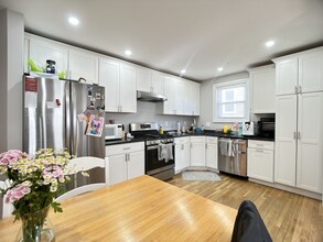 14 Glenmont Rd, Unit 2 in Boston, MA - Building Photo - Building Photo