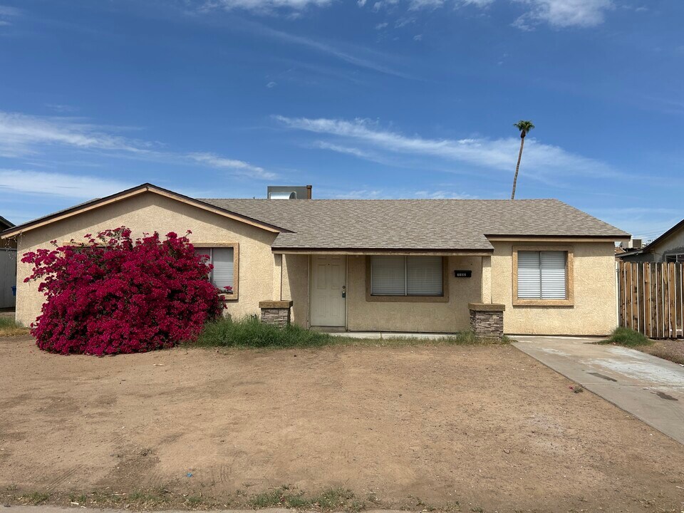 7132 W Devonshire Ave in Phoenix, AZ - Foto de edificio