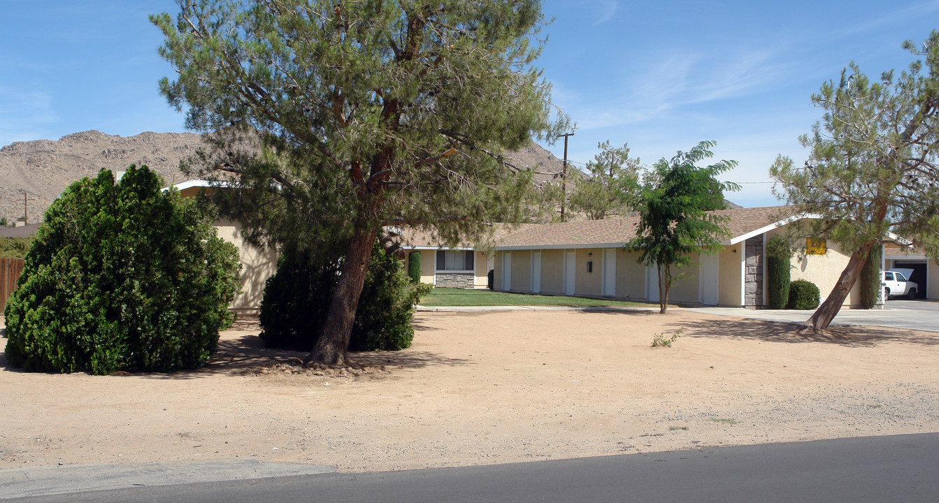 15790 Sago Rd in Apple Valley, CA - Foto de edificio