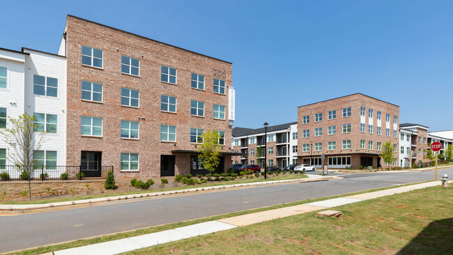 Richmond Row in Suwanee, GA - Foto de edificio - Building Photo