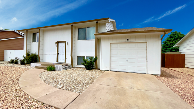 327 Iris Dr in Fountain, CO - Building Photo - Building Photo