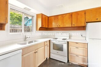 7916 NE Oregon St in Portland, OR - Building Photo - Building Photo