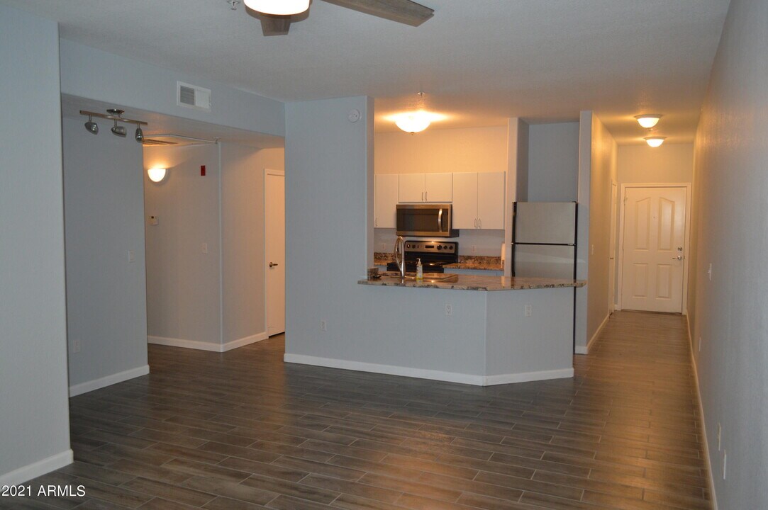 5302 E Van Buren St, Unit 1043 in Phoenix, AZ - Building Photo