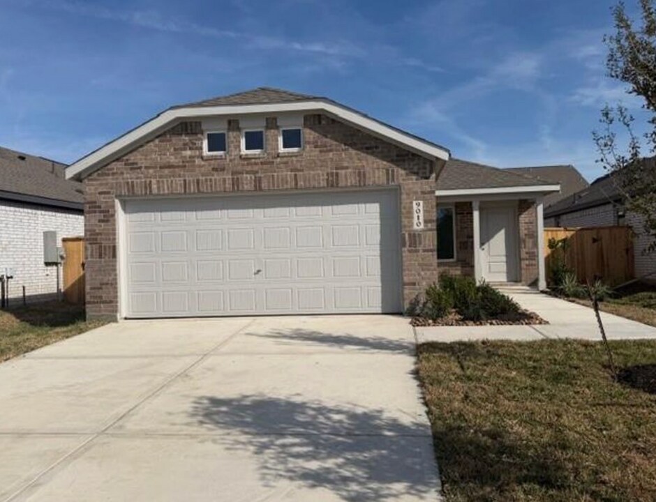 9010 Artic Rockfish Dr in Baytown, TX - Building Photo