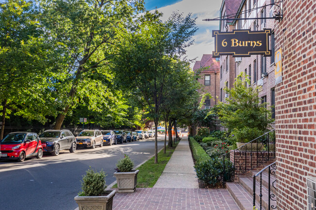 Tennis View Apartments in Forest Hills, NY - Foto de edificio - Building Photo