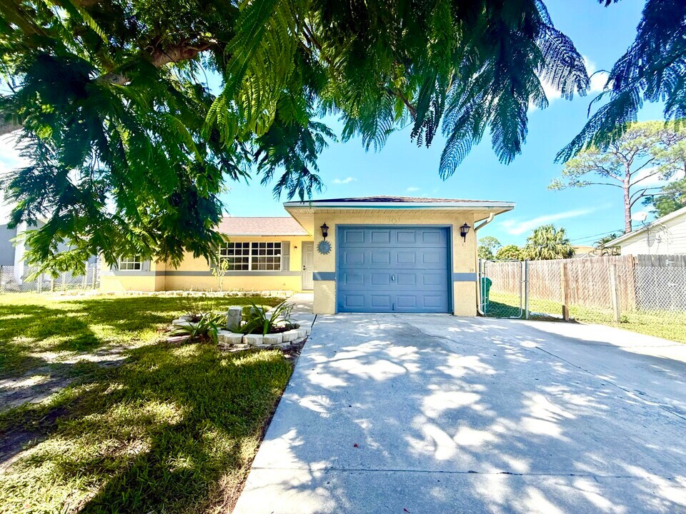 1453 SW Sudder Ave in Port St. Lucie, FL - Foto de edificio