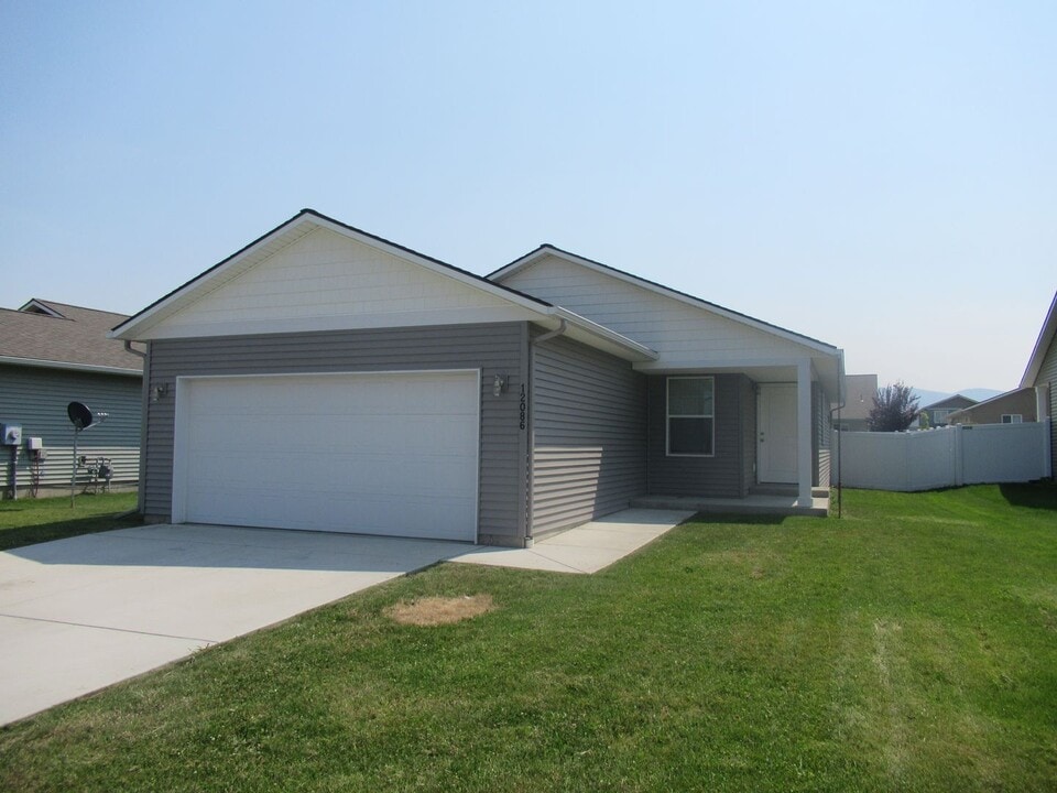12086 W Renshaw Ave in Post Falls, ID - Building Photo