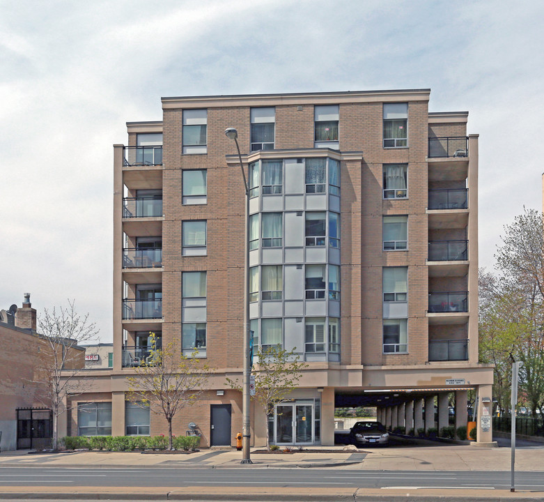 Elite Condominiums on Yonge in Toronto, ON - Building Photo