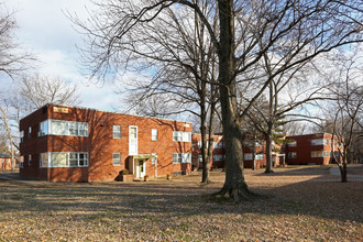 Pine Meadow Court Apartments in Alton, IL - Foto de edificio - Building Photo