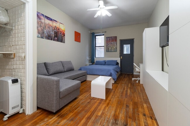 1569 1st Ave in New York, NY - Building Photo - Building Photo