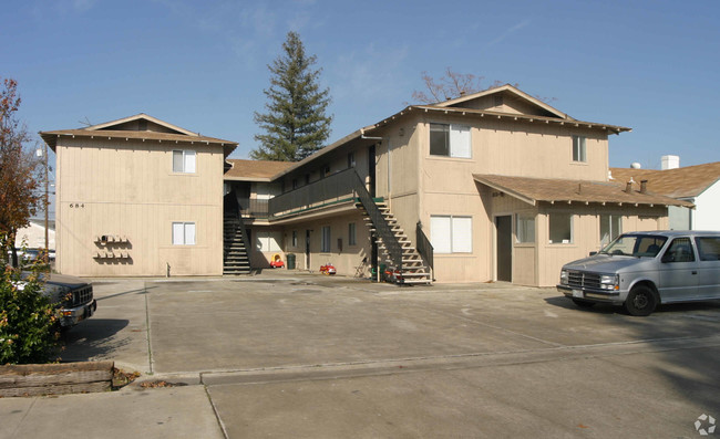 684 W G St in Oakdale, CA - Building Photo - Building Photo