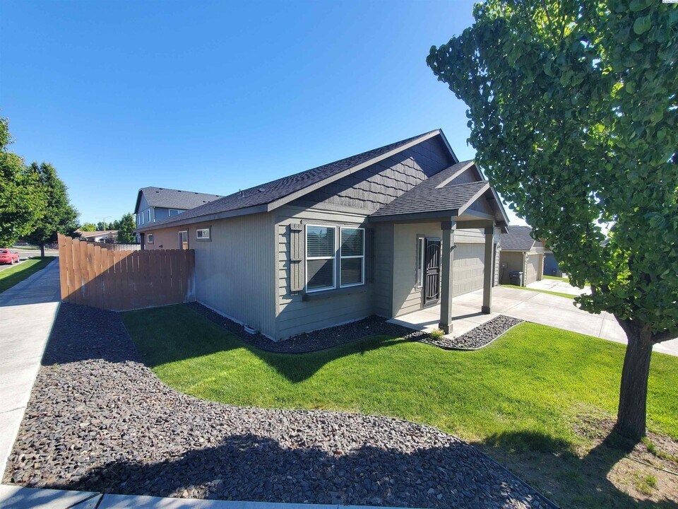 9404 W 6th Pl in Kennewick, WA - Building Photo