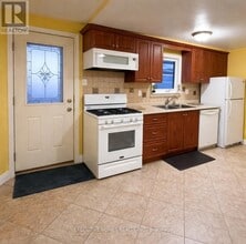 2 Clubhouse Ct in Toronto, ON - Building Photo - Building Photo