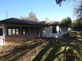 2510 Meadow Ln in Taylor, TX - Building Photo