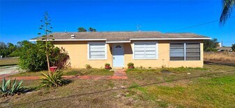 2251 East 10th Street in Lehigh Acres, FL - Building Photo