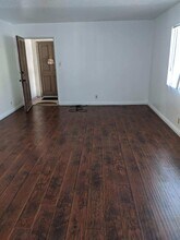 18555 Collins St, Unit C33 in Tarzana, CA - Foto de edificio - Building Photo