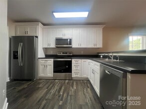 2775 S US 321 Hwy in Newton, NC - Foto de edificio - Building Photo