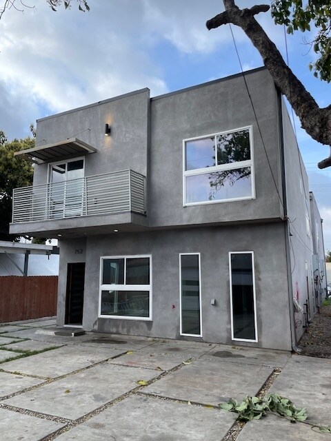 property at 752 E 55th St