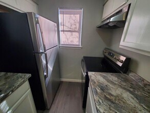 911 Vance Jackson Rd in San Antonio, TX - Foto de edificio - Building Photo