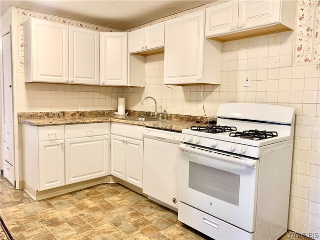 657 Englewood Ave in Buffalo, NY - Building Photo - Building Photo