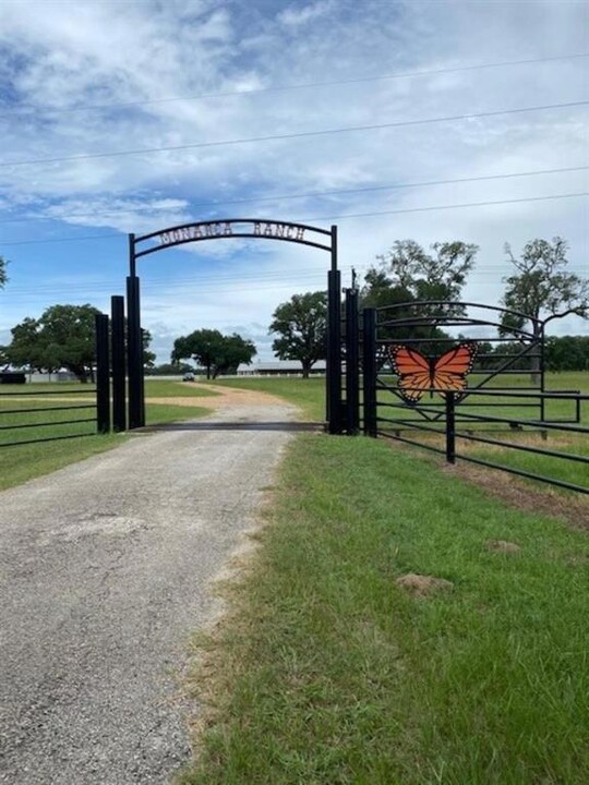 3545 Hwy 90 Alt in Columbus, TX - Building Photo