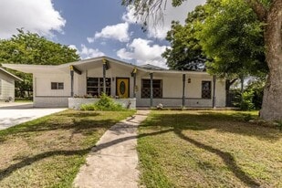 463 Sprucewood Ln in San Antonio, TX - Building Photo