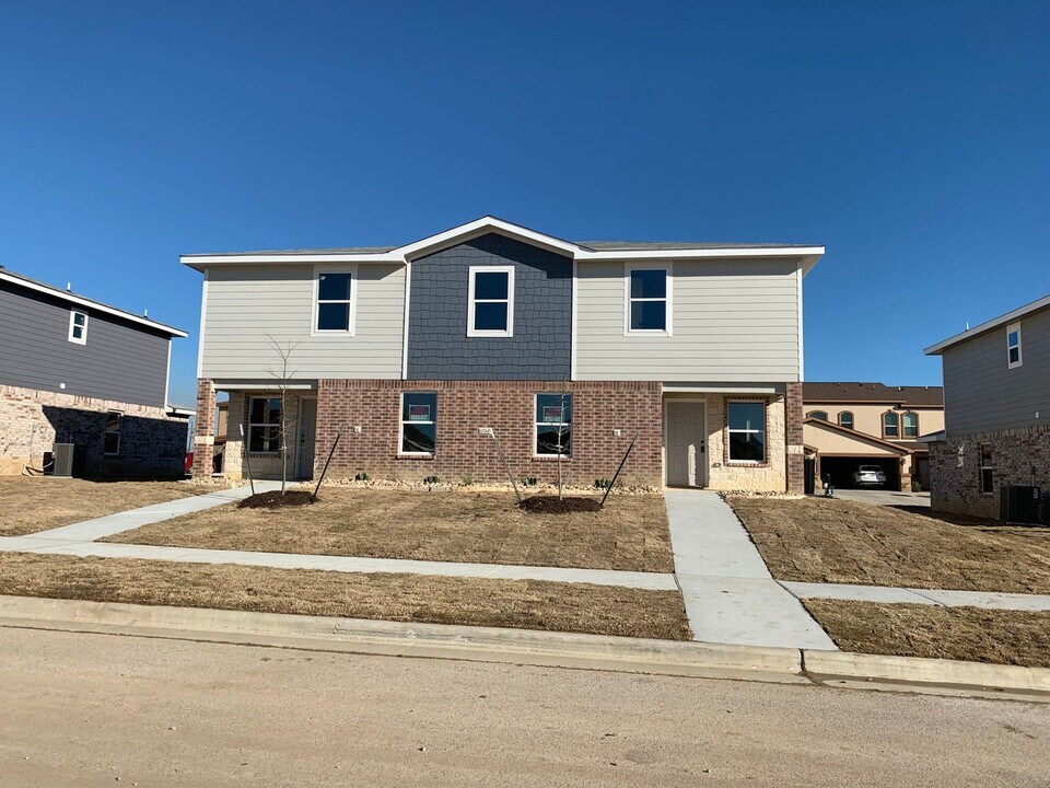 6704 Student Union Dr in Killeen, TX - Building Photo