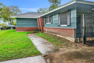 6214 Schevers St in Houston, TX - Foto de edificio - Building Photo