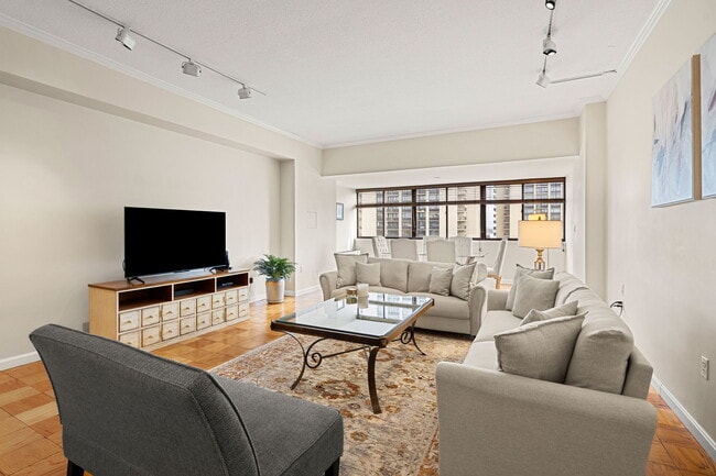 property at 2 Hawthorne Pl