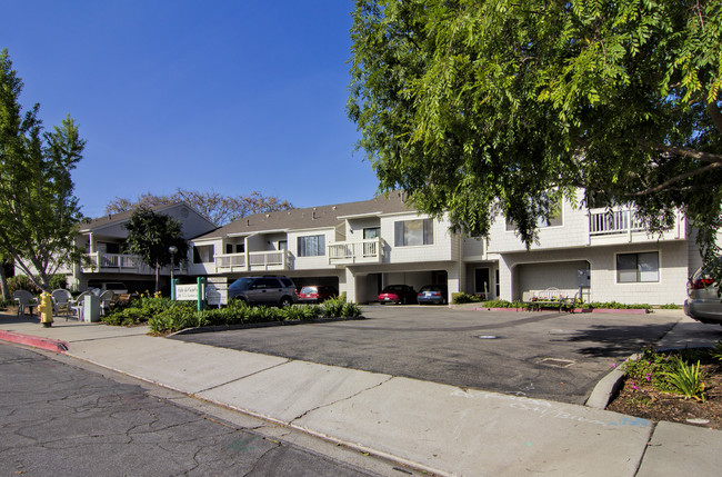 Vista La Cumbre in Santa Barbara, CA - Foto de edificio - Building Photo