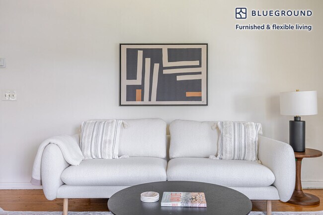 136 S Roxbury Dr-Unit -FL1-ID1422 in Beverly Hills, CA - Building Photo - Building Photo
