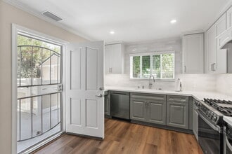 11682 Reagan St in Los Alamitos, CA - Foto de edificio - Building Photo