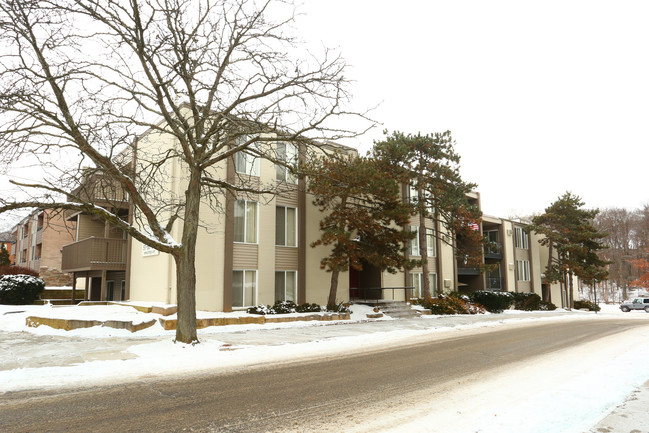 River Park Apartments in East Lansing, MI - Building Photo - Building Photo